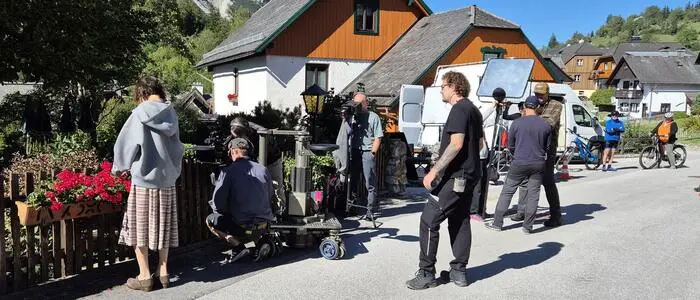 In Pürgg wurde nicht nur am vergangenen Dienstag gedreht, in der kommenden Woche sind zwei weitere Tage eingeplant. Im Bild nebst Filmteam Schauspielerin Pia Hierzegger und rechts hinten Peter Mayer und Melitta Holzmüller, die auf ihren nächsten Einsatz warten
