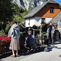 In Pürgg wurde nicht nur am vergangenen Dienstag gedreht, in der kommenden Woche sind zwei weitere Tage eingeplant. Im Bild nebst Filmteam Schauspielerin Pia Hierzegger und rechts hinten Peter Mayer und Melitta Holzmüller, die auf ihren nächsten Einsatz warten