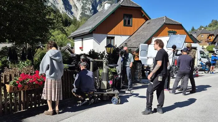 In Pürgg wurde nicht nur am vergangenen Dienstag gedreht, in der kommenden Woche sind zwei weitere Tage eingeplant. Im Bild nebst Filmteam Schauspielerin Pia Hierzegger und rechts hinten Peter Mayer und Melitta Holzmüller, die auf ihren nächsten Einsatz warten