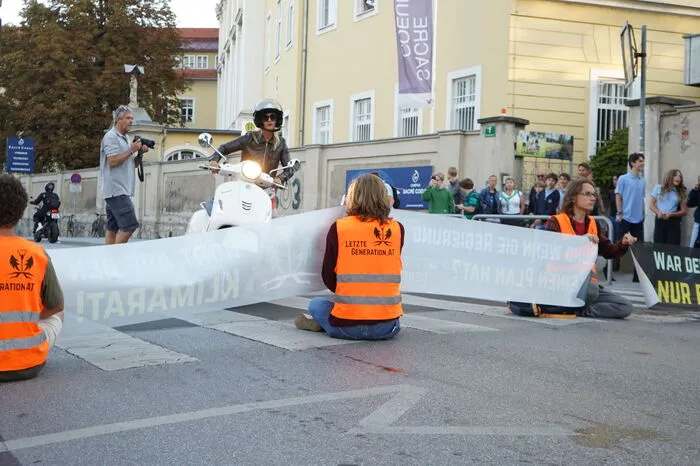 Viele Verkehrsteilnehmer hupten, diskutierten und beschimpften die Aktivisten. Andere probierten es mit gutem Zureden, doch die "Klimakleber" wichen nicht