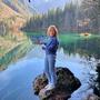 Christiane Wassertheurer mit ihrem neuen Buch bei den Laghi di Fusine 