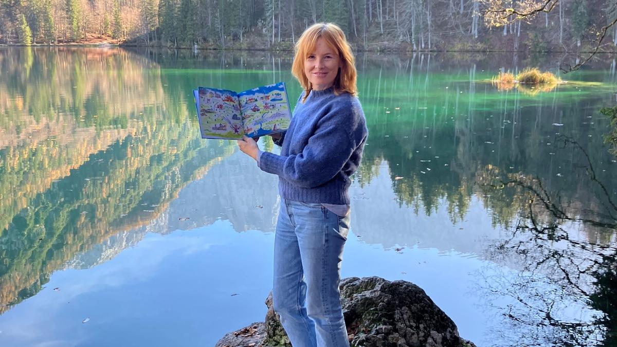 Christiane Wassertheurer mit ihrem neuen Buch bei den Laghi di Fusine 