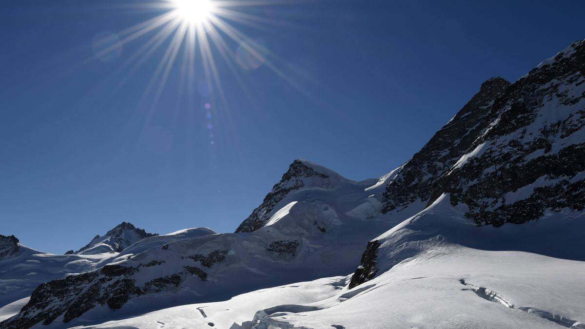 Der österreichische Extrem-Sportler Peter Salzmann ist vom Schweizer Berg Jungfrau gesprungen und dabei mehrere Welt-Rekorde geschafft