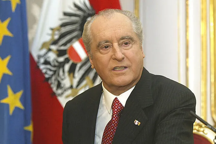 Nur wenige Tage vor Ablauf seiner Amtszeit wurde 2004 Bundespräsident Thomas Klestil schwer krank und starb noch vor Übergabe der Amtsgeschäfte an seinen Nachfolger Heinz Fischer.
