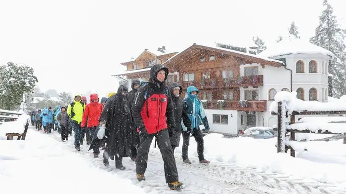 Gestartet wurde die Wanderung am Samstagvormittag in Ramsau-Ort, durch den Schneesturm ging es zum Hof Emilie, einem der wichtigsten Drehorte der ZDF-Serie. Die Teilnehmerzahl der heißbegehrten Fanwanderung ist auf 400 begrenzt. Der Großteil wanderte mit, für den Rest gab es einen Shuttlebus. 