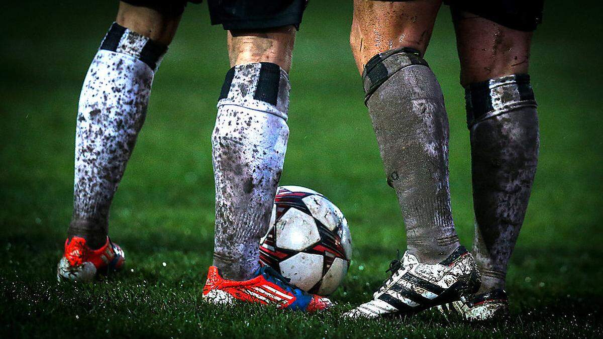 Der Frauen stehen im Fußball noch immer im Schatten der Männer.