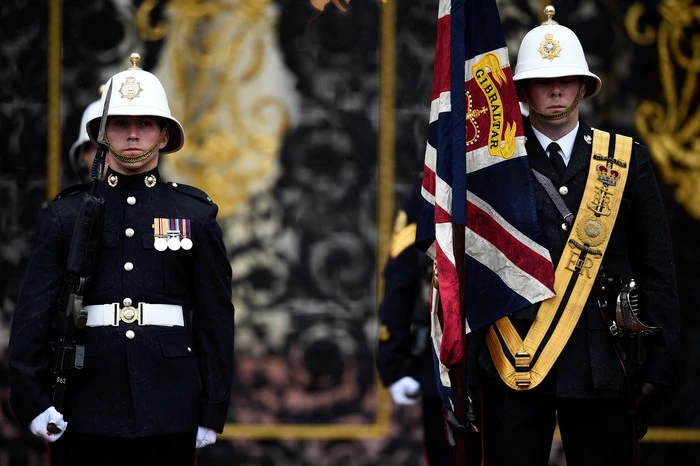... eine Parade von Marinesoldaten vor dem Buckingham-Palast in London ab.
