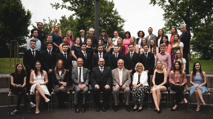 In der 8A-Klasse des BORG Feldbach von Klassenvorstand Andrea Steinbauer ist die Matura für folgende Maturantinnen und Maturanten erfolgreich über die Bühne gegangen:Ausgezeichneter Erfolg: Paul Weiler, Inge-Maria Pollhammer.Guter Erfolg: Anke Baumgartner, Elena Koller, Katharina Weihrich, Fabian Karner, Elias Liebmann,Philipp Maurer, Corinna Weirauch.Bestanden: Hanna Gretzl, Laura Hammer, Nina Meister, Caroline Vogel, Barbara Zengerer Peter Lederer, Cornelia Pölz, Viktoria Walch.