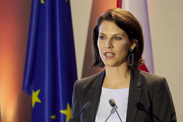 EU-Ministerin Karoline Edtstadler: Sie wurde von Kurz geholt, und mehr als ihr lieb ist auf das Abdichten nach Rechts getrimmt, sie steht erst am Beginn ihrer politischen Karriere.