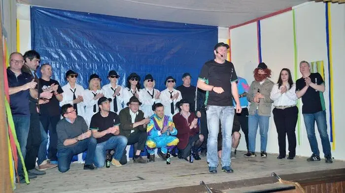 Mit herzhaften "Schi-Schi", dem Gruß der Faschingsgilde Radmer, wurde in Radmer schon jetzt ein Höhepunkt im diesjährigen Fasching erreicht: Die Aufführungen der Radmerer Faschingsgilde unter der Leitung von Hannes Heupl brachte zwei unterhaltsame Abende. Als Gäste waren das Männerballett und das AK-Geschwader aus Eisenerz mit dabei.