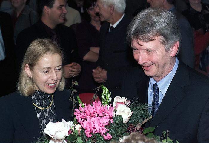 Frieda Stronach mit dem früheren Weizer Bürgermeister Helmut Kienreich im November 2002. Damals wurde Frank Stronach die Ehrenbürgerschaft von Weiz verliehen 