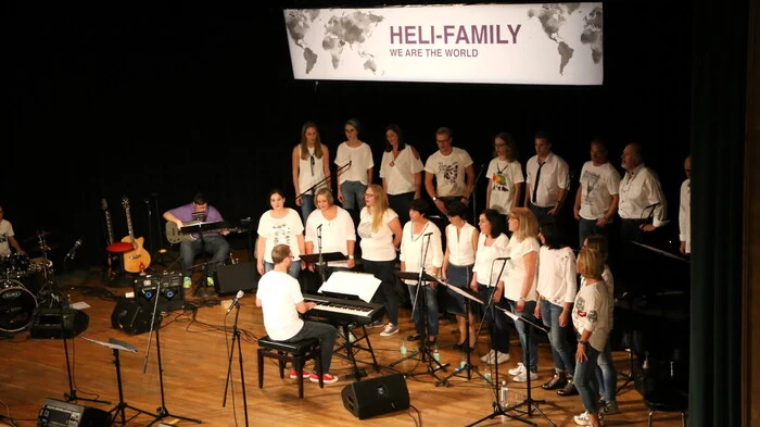 Unter dem Motto „We are the World“ lud am Wochenende die „Heli-Family“ unter der Leitung von Michael Gabernig zum Chorkonzert in das Kulturhaus von Althofen. 