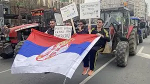 Wie Befreier gefeiert: Landwirte am Weg zum Serbiens Parlament