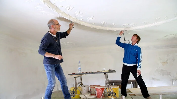 Die Restauratoren Harald Wiedergut (links) und Hubert Nageler restaurieren die Stuckdecke im großen Salon (Fromiller-Saal).