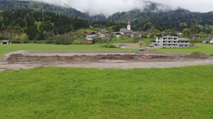 Blick auf das Pflanzenfeld in St. Daniel. Der Damm misst einen Meter. Das Becken wird mit Folie ausgelegt und mit Filtermaterial, sowie sieben verschiedenen Schilfpflanzen befüllt.