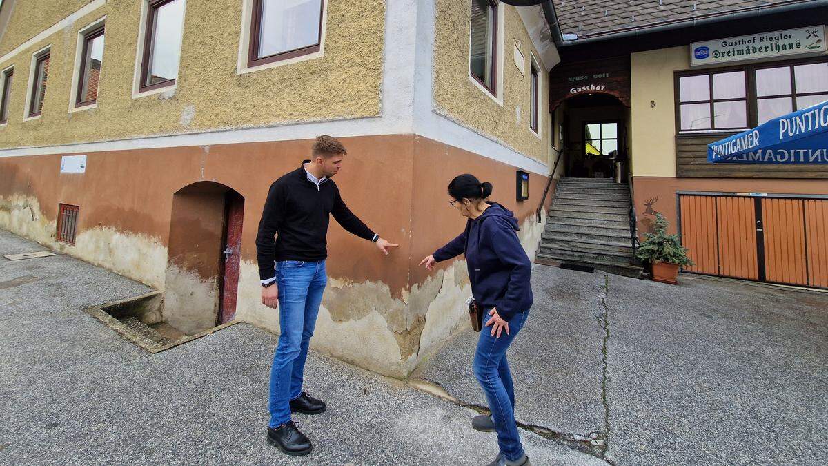 Bürgermeister Lukas Vogl und Barbara Riegler vor dem „Dreimäderlhaus“ in Krottendorf