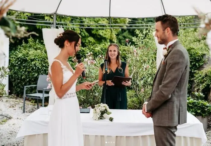 Claudia Ellersdorfer-Steiner im Einsatz als Traurednerin