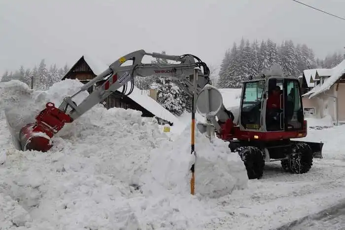 Berge von Schnee müssen auf der Schanz auf die Seite gebracht werden.