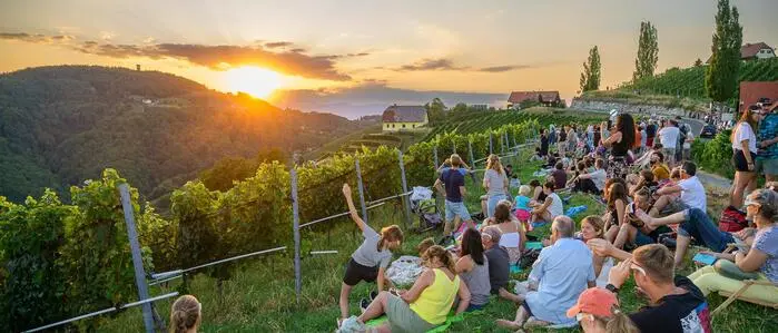 Ausnahmezustand zwischen den Reben: Hunderte Besucher machten es sich in den Kitzecker Weingärten mit Decken und Klappstühlen gemütlich, um die partielle Sonnenfinsternis gemeinsam zu beobachten