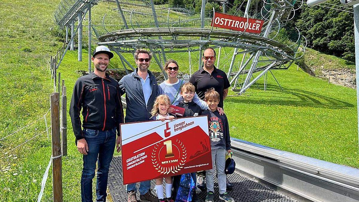 Mario Tölderer (links) und Harald Niederhametner (rechts) mit der Urlauberfamilie, die die Million Besucher voll machten 