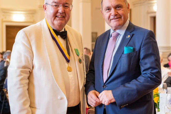 Walter Zemrosser, der Bürgermeister der Kärntner Gemeinde Althofen und "past Internation Direktor der Lions", mit Natinalratspräsident Wolfgang Sobotka