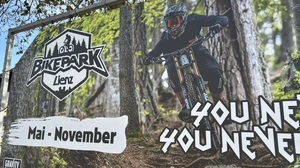 Ein Plakat des Bikeparks Lienz mit der Aufschrift Mai bis November | Von Mai bis November: Für einen Bikepark in den Alpen sind die Öffnungszeiten am Hochstein einmalig