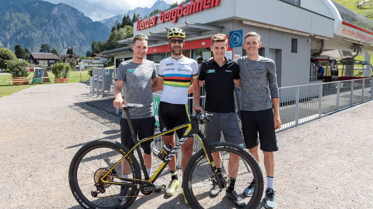 Lukas Pöstlberger, Patrick Konrad und Gregor Mühlberger gratulieren Alban Lakata zu seinem dritten WM-Titel 