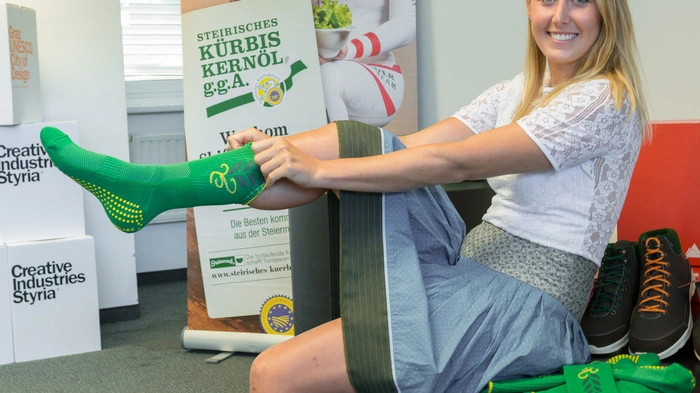 Kernöl-Testimonial Conny Hütter präsentiert die neuen Kernöl-Sportsocken