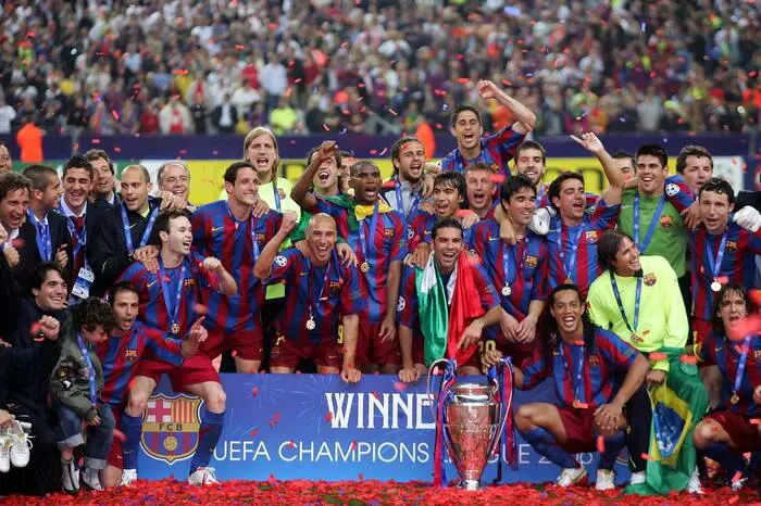 Europaweit krönte sich Xavi in der Saison 2005/06 mit Barcelona erstmals zum Champions-League-Sieger. Mit dabei: Lionel Messi, Ronaldinho und Iniesta.
