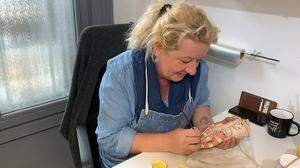 Die Handwerkerin Tanja Gröger beim Glasieren