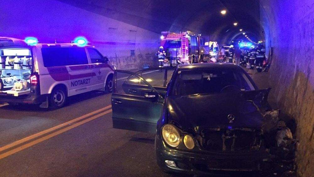 Drei Autos waren in den Unfall im Tunnel verwickelt
