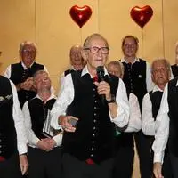 Chorleiter Gottfried Gschier (Mitte) leitet seit 25 Jahren den MGV Mooskirchen