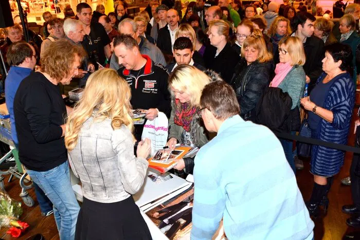 Dabei wurden natürlich auch etliche Autogramme geschrieben.