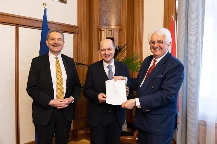 OeNB und der Gemeindebund unterzeichnen am 26.02.2025eine fünfjährige Vereinbarung für bis zu 120 neue Geldautomaten im Land