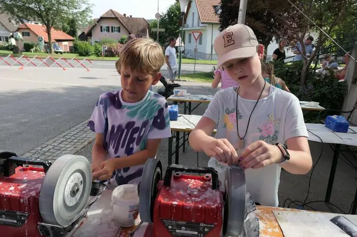 Rund 400 Besucher kamen auf den Dorfplatz von Weitendorf, Gemeinde Wikdon, um im Hengist-Haus und rundherum das breite Angebot an Kinderprogramm, Beratungen, Workshops und Ausstellungen zu genießen. 