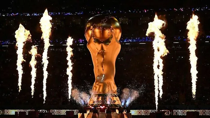 Am 20. November startete die WM in Katar mit dem Spiel zwischen dem Gastgeber und Ecuador. Die Südamerikaner entschieden das Spiel durch einen Doppelpack von Enner Valenica für sich.