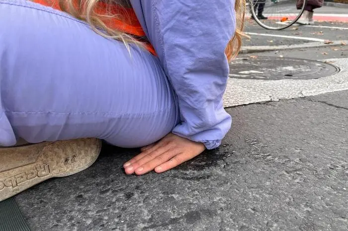 Die Hand vom Asphalt zu lösen brauchte teils bis zu 15 Minuten.