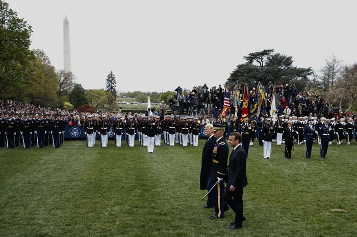 Frankreichs Präsident Emmanuel Macron und US-Präsident Donald Trump bei der Ehrenformation in Washington.