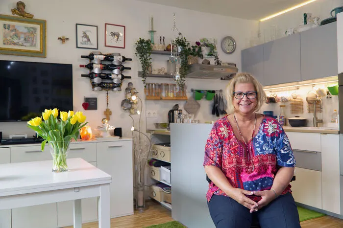 Sylvia, eine 61-jährige pensionierte Friseurin aus der Steiermark, ist nicht auf der Suche nach einem Traumprinzen, sondern nach einem ganz normalen Mann. Sie wünscht sich einen Mann an ihrer Seite, zu dem sie auch aufschauen kann und dem sie keine Ratschläge geben muss. Wenn sie jemanden kennenlernt, stellt Sylvia gern viele Fragen. Das ist einigen Männern zu viel, erzählt die Steirerin: "Die fühlen sich dann wie beim Verhör."