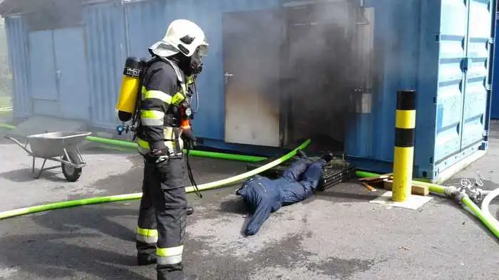 20 Trupps aus den Abschnitten 2 und 4 des Feuerwehrbezirkes Deutschlandsberg hatten Gelegenheit im Rahmen einer Heißausbildung realitätsnah in den Brandcontainern der Feuerwehrschule Steiermark in Lebring zu üben.