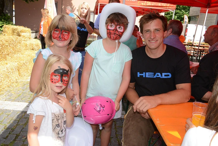 Matthias Mayer mit jungen Fans.