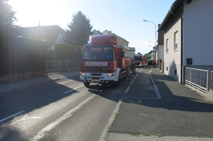 Die Straße wurde händisch gekehrt.