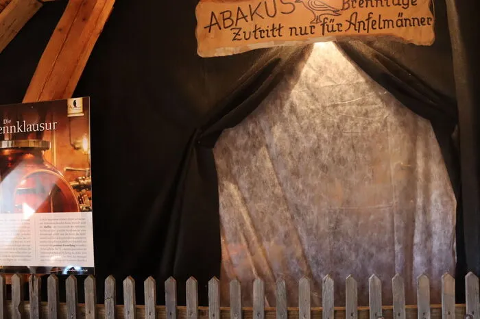 Durch den Vorhang hindurch, kann man einen Einblick in die geheimen Rituale erhaschen.