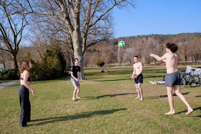 Und sogar junge Leute, die nur noch ihre kurzen Hosen trugen, trafen sich zum gemeinsamen Ballspielen.