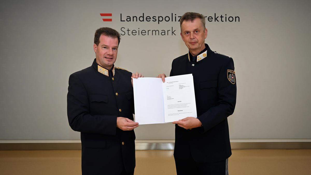 Landespolizeidirektor Gerald Ortner (links) gratuliert Andreas Krug herzlich zur neuen Funktion als Kommandant der Polizeiinspektion Voitsberg