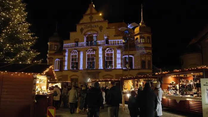 Der Hartberger Weihnachtszauber am festlich geschmückten Hauptplatz.