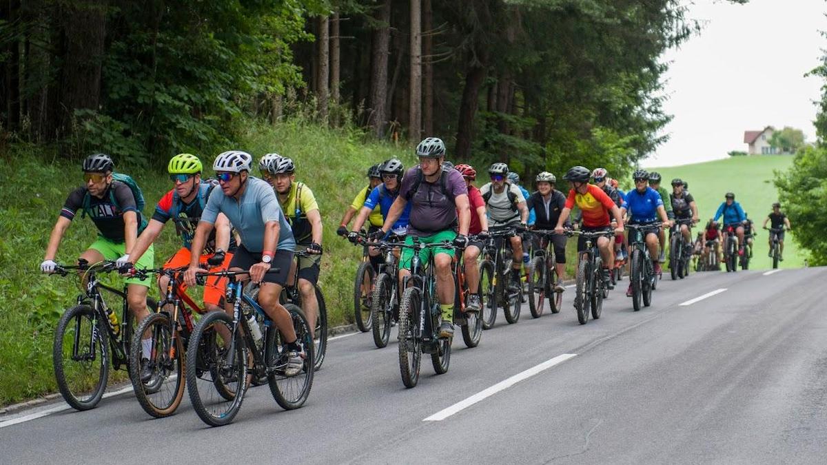 Die Radfahrer auf der Drei-Seen-Tour unterwegs Richtung Winterleiten