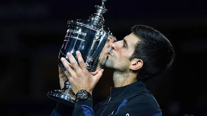 Novak Djokovic küsst die Trophäe für den Sieg 