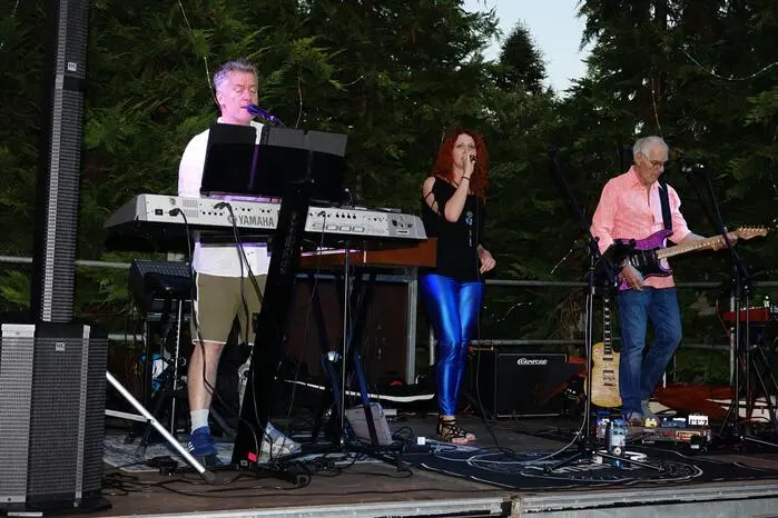 Mit Musik vom Trio Uwe Schmidt, Manfred Oberle und Sängerin Martina Hofstadler, unterhielten sich die zahlreichen Gäste hervorragend.