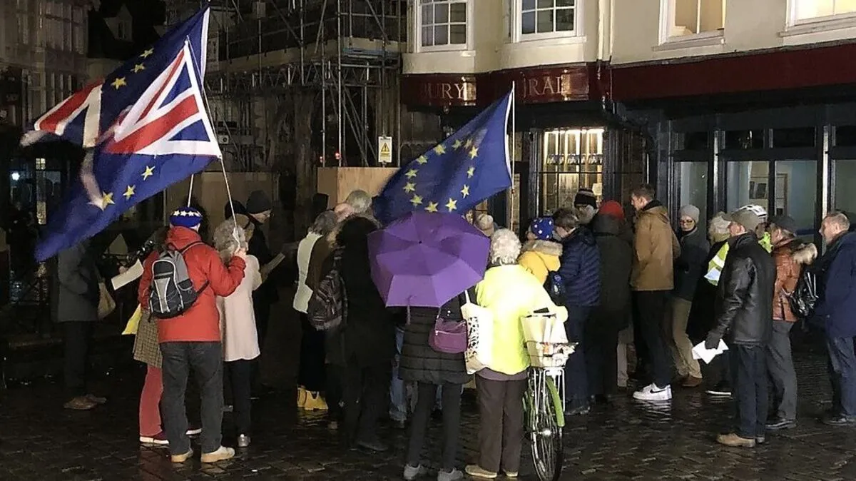 Nur wenige sind zur "EU-Trauerfeier" gekommen, fast nur ältere Menschen. Die Jungen werfen sich lieber in die Partynacht